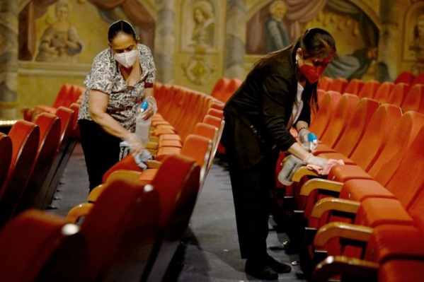 Crise du coronavirus : La France rouvre terrasses et musées, New York tombe le masque