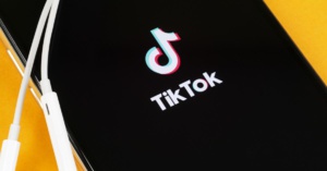 Publicités ciblant les enfants : L’UE lance une action contre TikTok