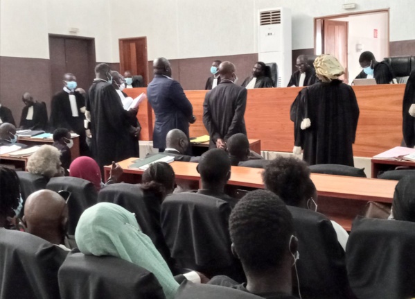 Le procès à la barre du tribunal de Dakar le 3 juin Le procès à la barre du tribunal de Dakar le 3 juin