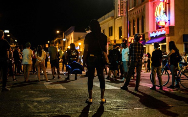 ÉTATS-UNIS : Une voiture fonce sur des manifestants antiracistes, 1 femme tuée