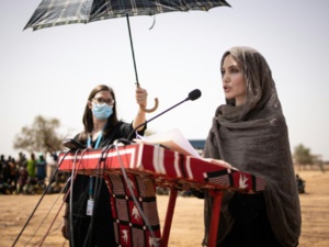 BURKINA : La star américaine Angelina Jolie soutient des réfugiés maliens