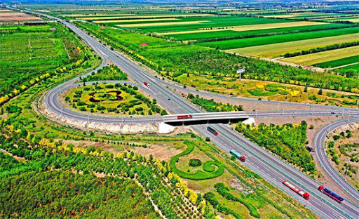 « La plus longue autoroute du désert au monde ouverte à la circulation dans le Xinjiang »