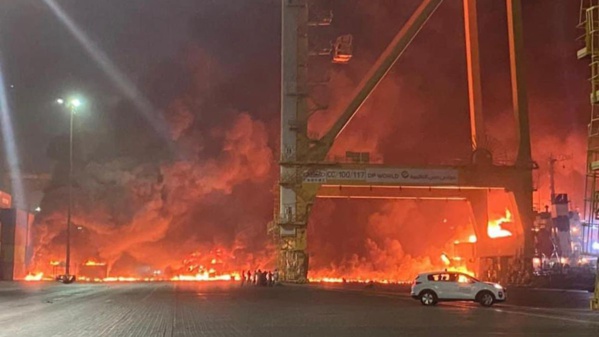 Un violent incendie maîtrisé dans le principal port de Dubaï après une explosion Un violent incendie maîtrisé dans le principal port de Dubaï après une explosion