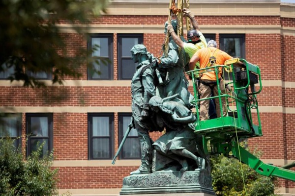 USA: quatre ans après les émeutes, Charlottesville efface des symboles de l’esclavage