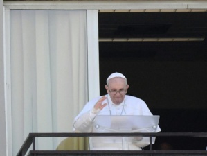 Le pape salue des fidèles depuis un balcon de son hôpital Le pape salue des fidèles depuis un balcon de son hôpital