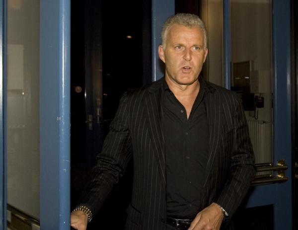 Blessé par balles, le journaliste Peter R. De Vries est décédé à Amsterdam Blessé par balles, le journaliste Peter R. De Vries est décédé à Amsterdam