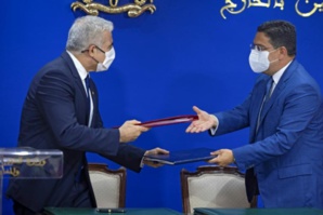 Les ministres des Affaires étrangères Nasser Bourita (d) du Maroc et Yair Lapid d'Israël Les ministres des Affaires étrangères Nasser Bourita (d) du Maroc et Yair Lapid d'Israël