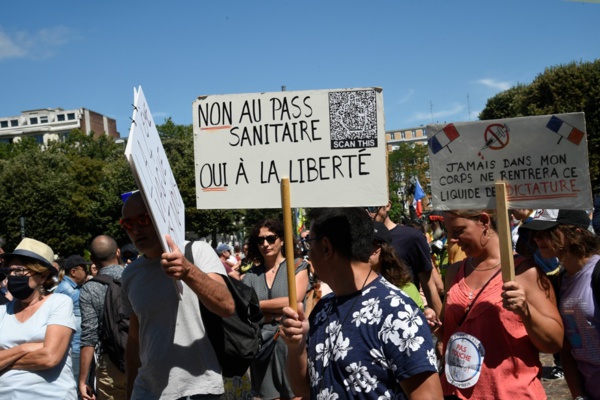 Passeport sanitaire : 215 000 manifestants à travers la France Passeport sanitaire : 215 000 manifestants à travers la France