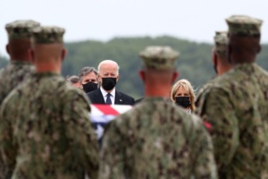 Très critiqué, Biden se recueille devant les militaires tués Très critiqué, Biden se recueille devant les militaires tués