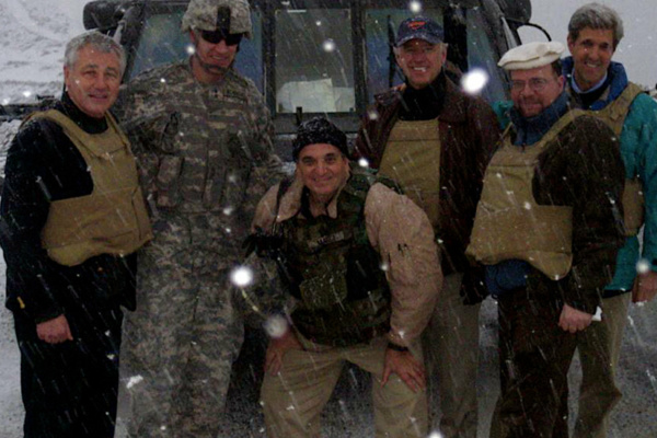 Au fond à l'extrême droite, John Kerry (tête nue) et Joe Biden à sa droite