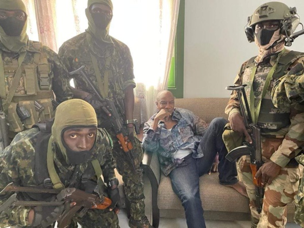Une image montrant le Président Alpha Condé aux mains d'éléments du Groupement des forces spéciales de Guinée