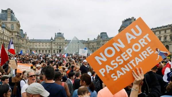 France : encore des milliers de personnes dans les rues pour dénoncer le passeport sanitaire France : encore des milliers de personnes dans les rues pour dénoncer le passeport sanitaire