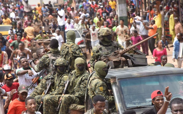 Scène de communion entre éléments des forces spéciales et populations à Conakry le 5 septembre.