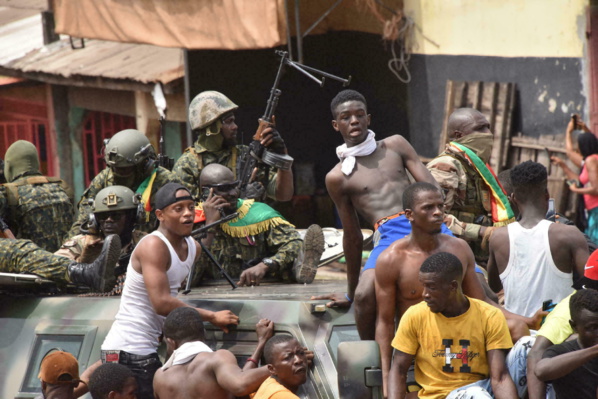 Des citoyens qui se disent "libérés" en communion avec des éléments des Forces spéciales guinéennes à Conakry.