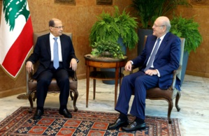 Le Président Michel Aoun (g.) et le premier ministre Najib Mikati.
