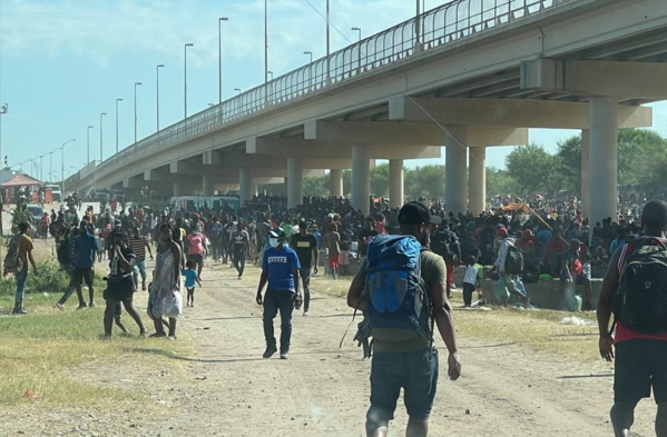 Des milliers de migrants campent sous un pont du Texas Des milliers de migrants campent sous un pont du Texas