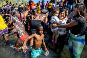 Critiquée, l’administration Biden accélère l’expulsion de 15’000 migrants réunis sous un pont
