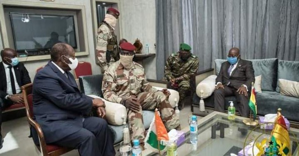 Nana Akufo-Addo et Alassane Ouattara en discussion avec le Lt-colonel Mamady Doumbouya à Conakry le 17 septembre 2021.