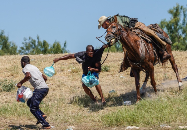 Etats-Unis : des gardes-frontières à cheval choquent en repoussant des migrants Etats-Unis : des gardes-frontières à cheval choquent en repoussant des migrants