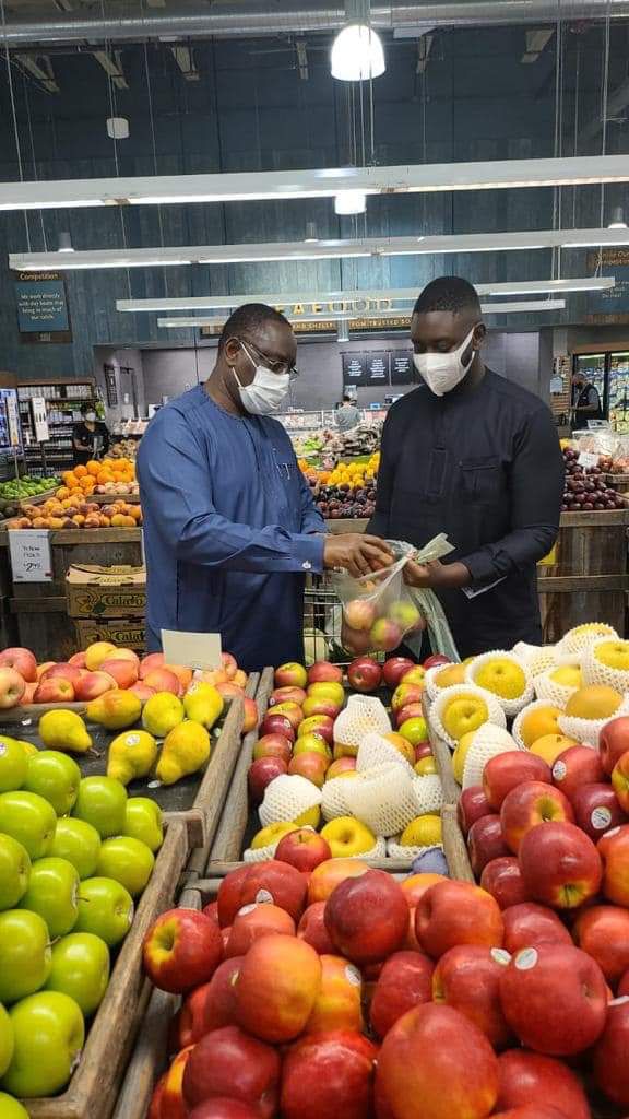 Le Président Macky Sall fait ses achats de fruits dans un supermarché de New York. Qu'en pensez-vous ?