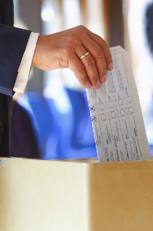 Allemagne: le candidat conservateur commet une bourde en votant