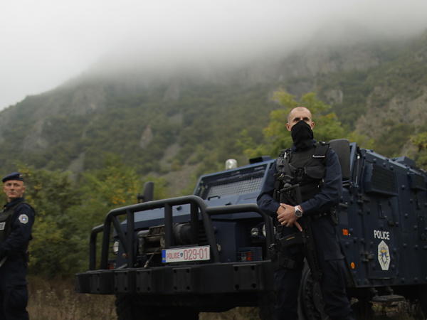 Tensions dans les Balkans : les barricades démantelées à la frontière entre la Serbie et le Kosovo