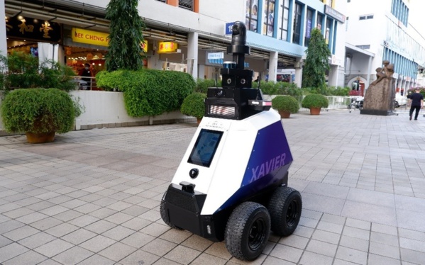 Singapour: des robots patrouilleurs surveillent les habitants Singapour: des robots patrouilleurs surveillent les habitants