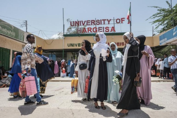 Somaliland : Fiers mais isolés, les jeunes diplômés veulent croire en l’avenir de leur patrie Somaliland : Fiers mais isolés, les jeunes diplômés veulent croire en l’avenir de leur patrie