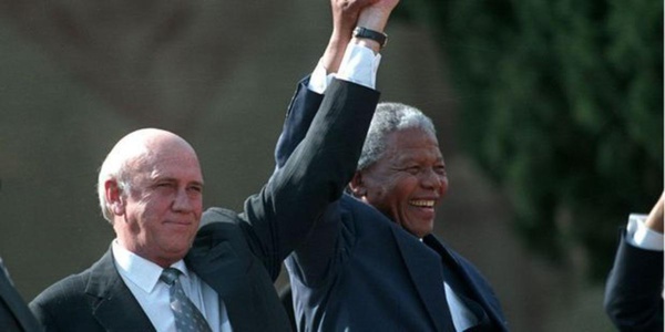 Frederik de Klerk, le bras levé avec Nelson Mandela Frederik de Klerk, le bras levé avec Nelson Mandela