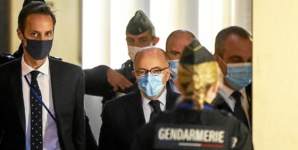 L'ancien ministre de l'Intérieur et ex Premier ministre à son arrivée au procès du 13-novembre L'ancien ministre de l'Intérieur et ex Premier ministre à son arrivée au procès du 13-novembre