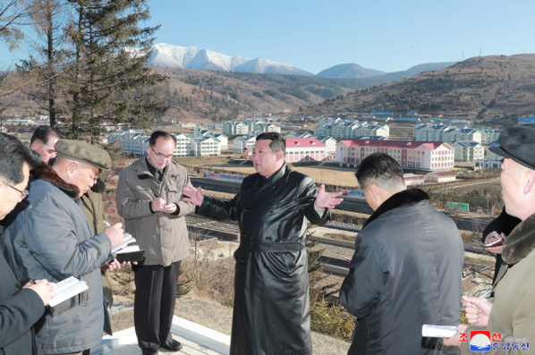 « Kim Jong Un inspecte l’achèvement de la construction de la ville de Samjiyon » (KCNA) « Kim Jong Un inspecte l’achèvement de la construction de la ville de Samjiyon » (KCNA)