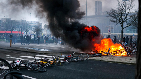 Pays-Bas - Une manifestation contre les règles sanitaires vire à l’émeute Pays-Bas - Une manifestation contre les règles sanitaires vire à l’émeute