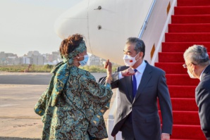 Wang Yi, le ministre chinois des Affaires étrangères, accueilli par Aïssata Tall Sall