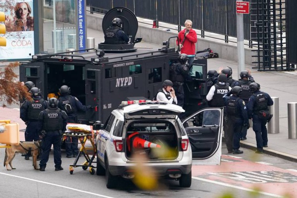Le siège de l’ONU à New York bouclé, un homme armé à l’extérieur du siège Le siège de l’ONU à New York bouclé, un homme armé à l’extérieur du siège