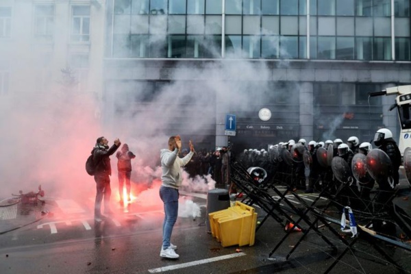 Bruxelles - Des heurts lors d’une manifestation contre les mesures anti-COVID-19 Bruxelles - Des heurts lors d’une manifestation contre les mesures anti-COVID-19