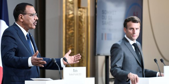 Mohamed Bazoum en compagnie d'Emmanuel Macron