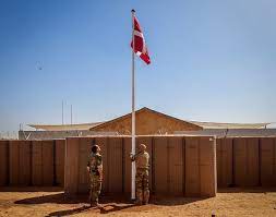 Drapeau royal sur une base militaire danoise en territoire malien