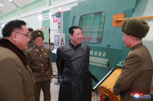 Kim Jong Un visite une usine de production des armes importantes (KCNA) Kim Jong Un visite une usine de production des armes importantes (KCNA)