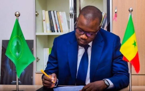 Ousmane Sonko, maire de Ziguinchor. Des premières mesures symboliques. Ousmane Sonko, maire de Ziguinchor. Des premières mesures symboliques.