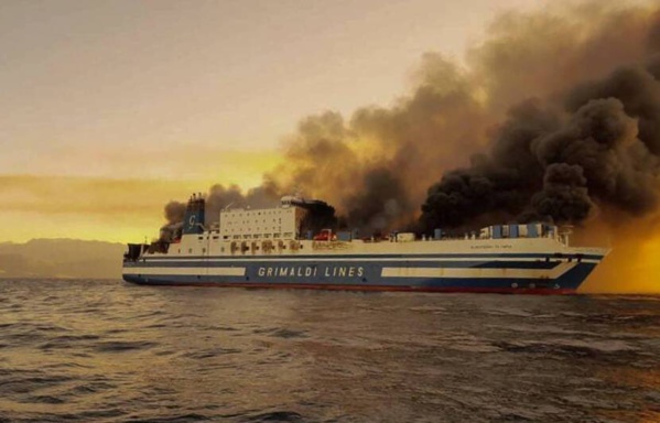 Grèce - Douze disparus sur le traversier italien toujours en feu Grèce - Douze disparus sur le traversier italien toujours en feu