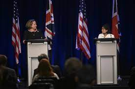 La ministre britannique du Commerce international Anne-Marie Trevelyan (G) et la représentante américaine au Commerce Katherine Tai à Baltimore, dans le Maryland, le 22 mars 2022