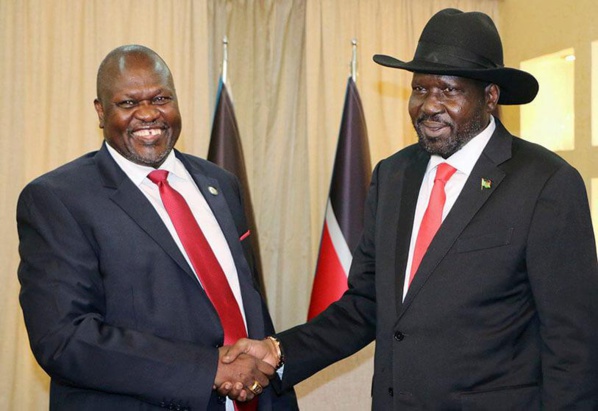 Le président du Soudan du Sud Salva Kiir (D) et son vice-président Riek Machar