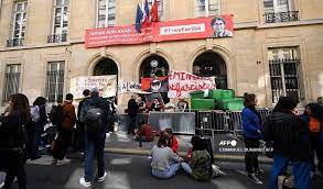 "Ni Le Pen, ni Macron" : des étudiants bloquent Sciences Po et la Sorbonne