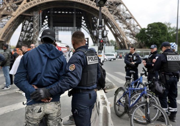 La police nettoie le pied de la Tour Eiffel des vendeurs à la sauvette et des cyclopousses La police nettoie le pied de la Tour Eiffel des vendeurs à la sauvette et des cyclopousses