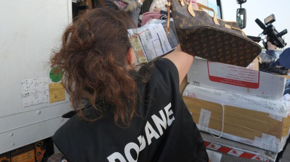 Corruption en France - La crème des douaniers, jugée pour un trafic de café contrefait Corruption en France - La crème des douaniers, jugée pour un trafic de café contrefait