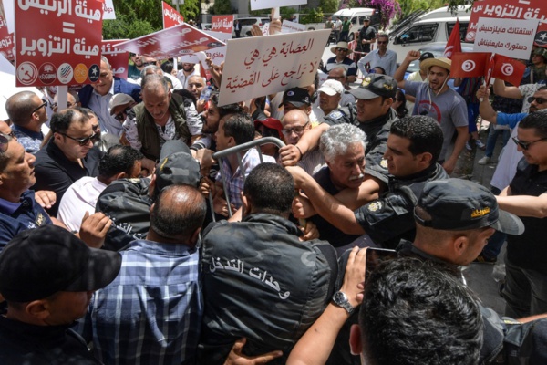 Amendements constitutionnels en Tunisie - Des heurts lors d’une manifestation contre le référendum