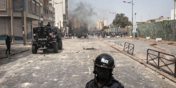 Sénégal - 3 morts à Dakar, Bignona et Ziguinchor, la guérilla urbaine partout, arrestations tous azimuts Sénégal - 3 morts à Dakar, Bignona et Ziguinchor, la guérilla urbaine partout, arrestations tous azimuts