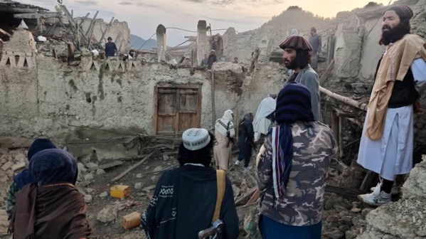 Au moins un millier de morts dans un puissant séisme en Afghanistan