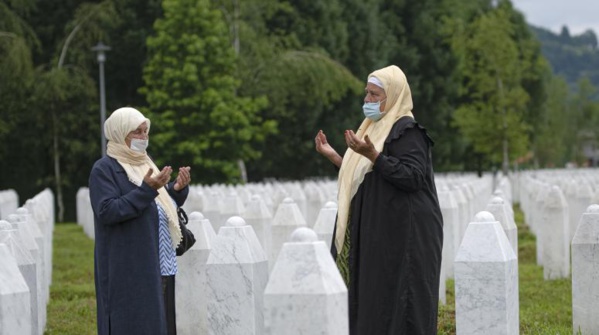 A Srebrenica, l'inhumation douloureuse de 50 victimes