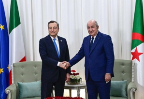 Mario Draghi, chef du gouvernement italien (g) et le président algérien Abdelmajid Tebboune
